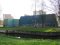 829128 Gezicht op de sporthal op het sportpark Loevenhoutsedijk (Loevenhoutsedijk 4) te Utrecht, vol met graffiti.N.B. ...